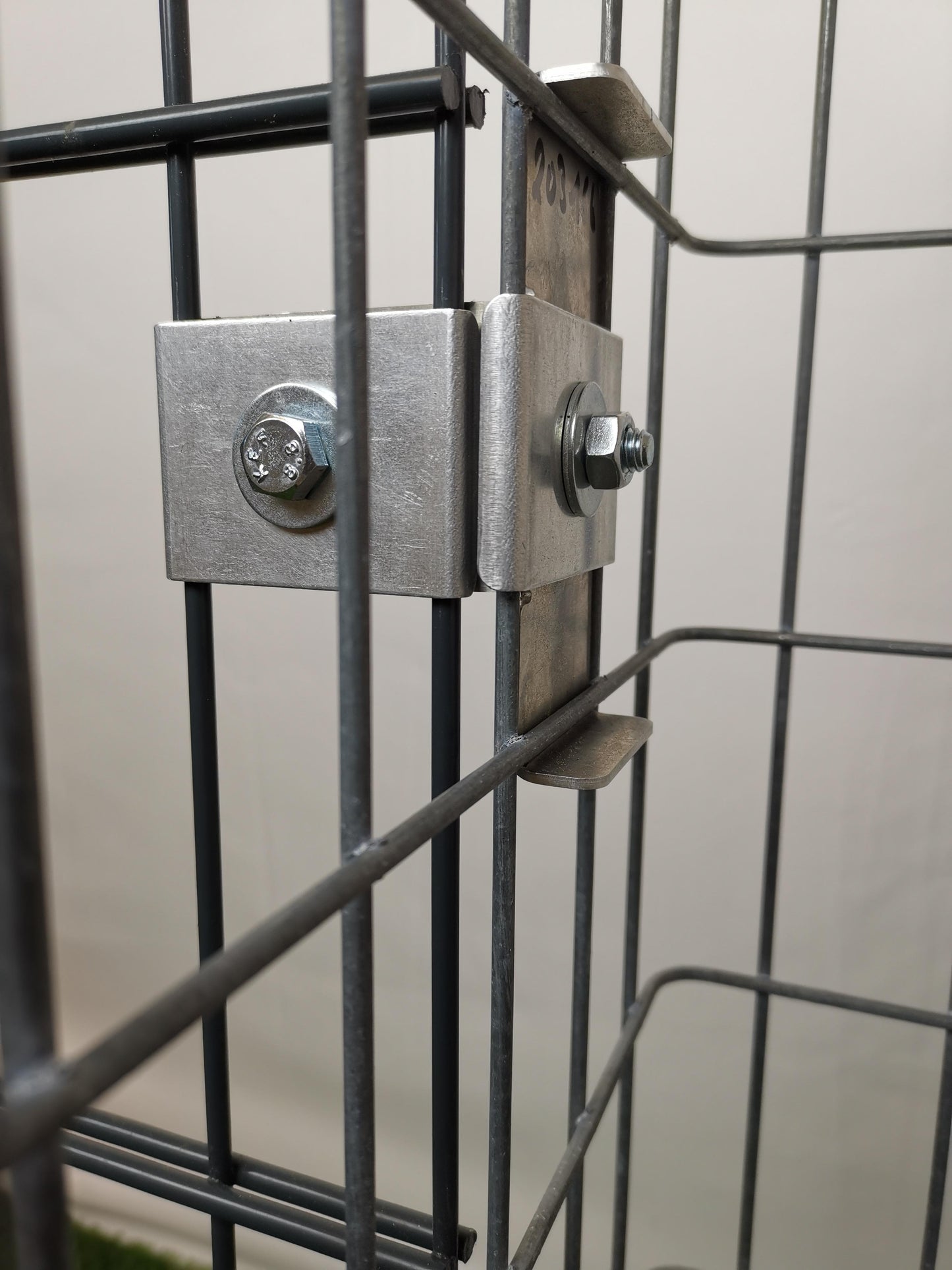 Klemme med hegnsholder 5 x 10 cm til dobbelt stangmåtte, aluminium
