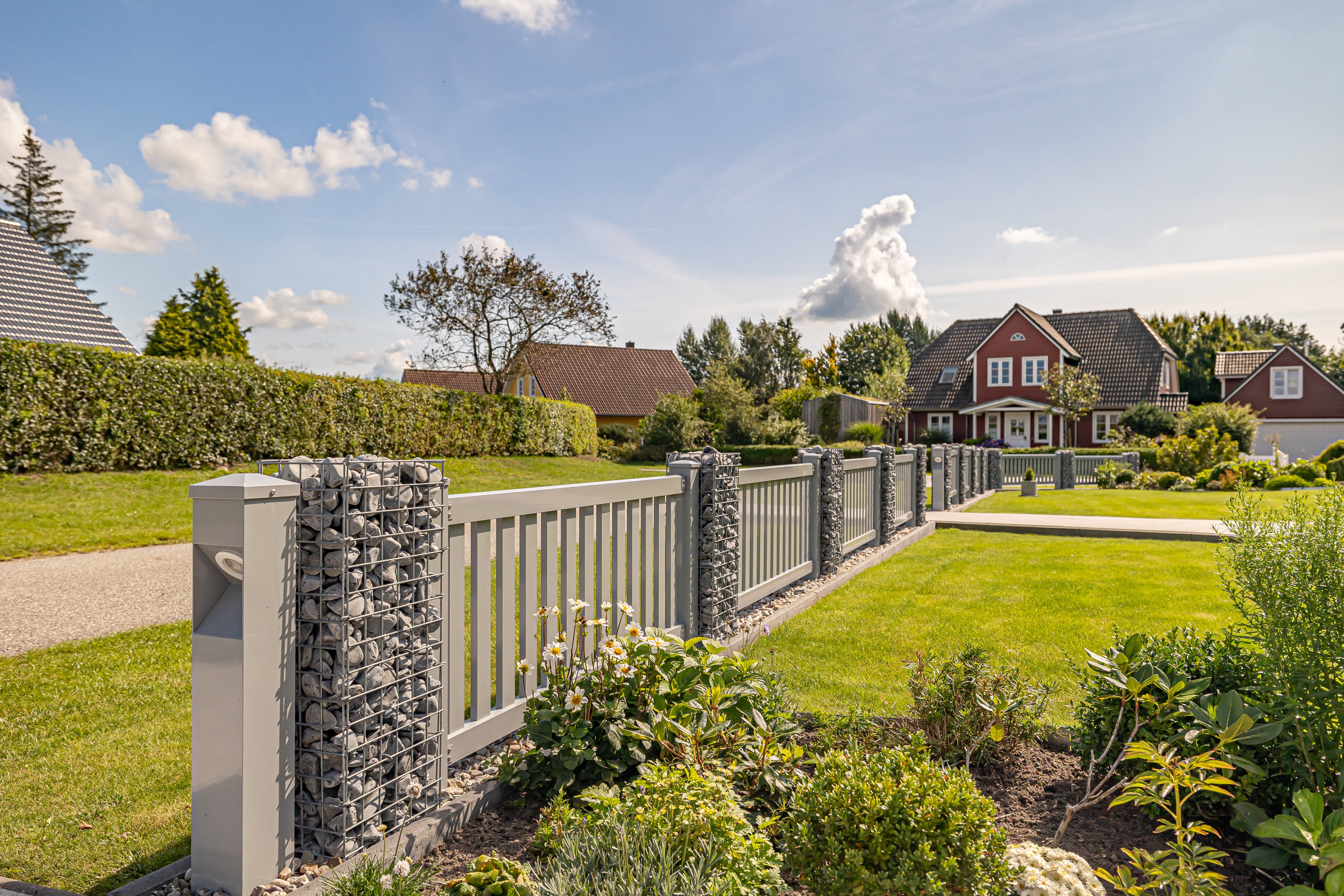 Schanskorven als ruimteverdeler in de tuin: verhoogde bedden, muren en zuilen