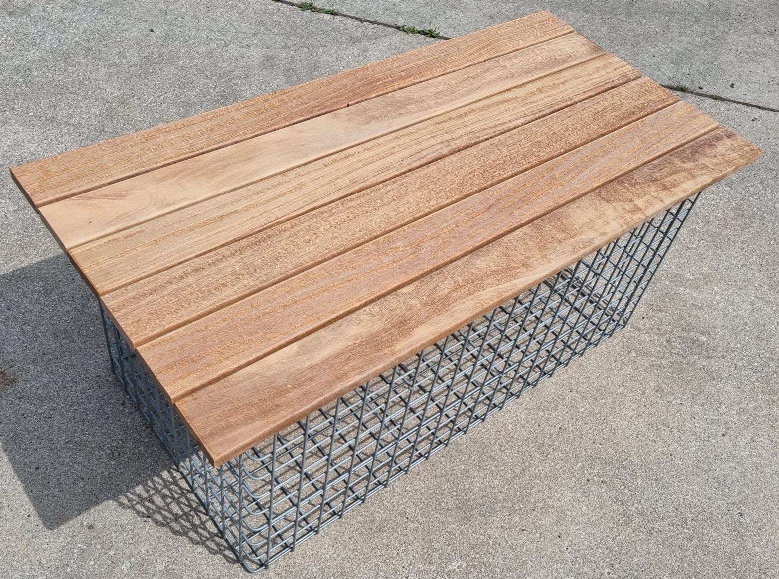 Banco de jardim Cumaru 102 x 45 x 52 cm, malha 5 x 5 cm, galvanizado a quente