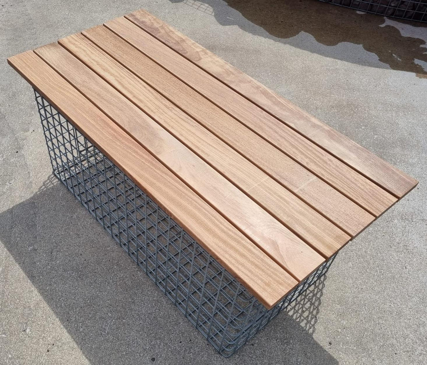 Banco de jardim Cumaru 102 x 45 x 52 cm, malha 5 x 5 cm, galvanizado a quente