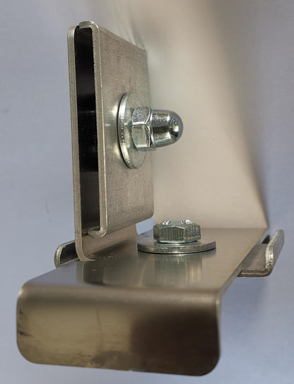 Klemme med hegnsholder 5 x 10 cm til dobbelt stangmåtte, aluminium