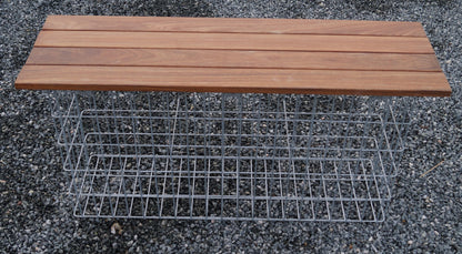 Gabionenbank aus Cumaru-Holz, 115 cm Länge x 50 cm Höhe x 42 cm Tiefe, feuerverzinkt, MW 5 x 10 cm