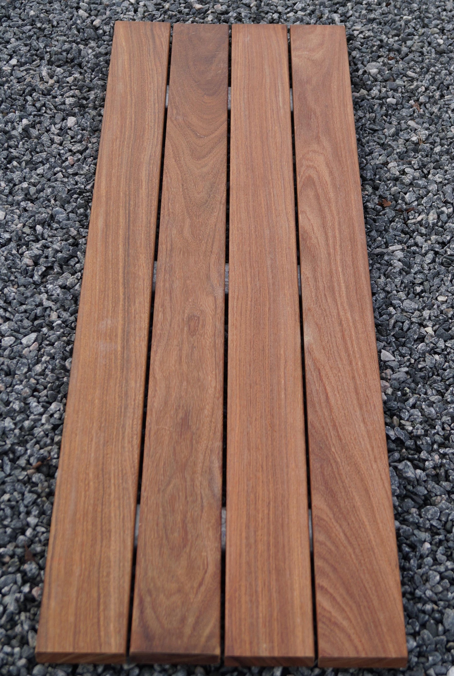 Gabionenbank aus Cumaru-Holz, 115 cm Länge x 50 cm Höhe x 42 cm Tiefe, feuerverzinkt, MW 5 x 10 cm