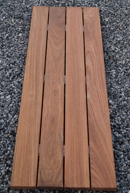 Gabionenbank aus Cumaru-Holz, 115 cm Länge x 50 cm Höhe x 42 cm Tiefe, feuerverzinkt, MW 5 x 10 cm