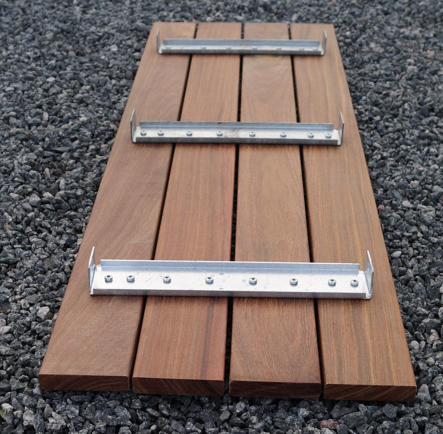 Gabionenbank aus Cumaru-Holz, 115 cm Länge x 50 cm Höhe x 42 cm Tiefe, feuerverzinkt, MW 5 x 10 cm