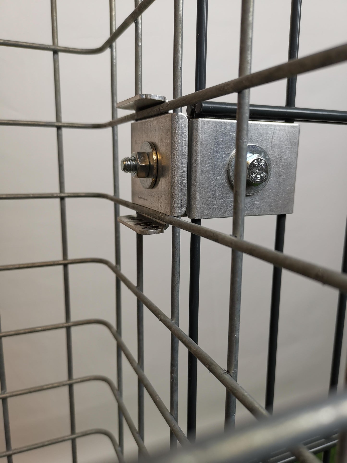 Klem met hekbeugel 5 x 5 cm voor dubbel gaas, aluminium